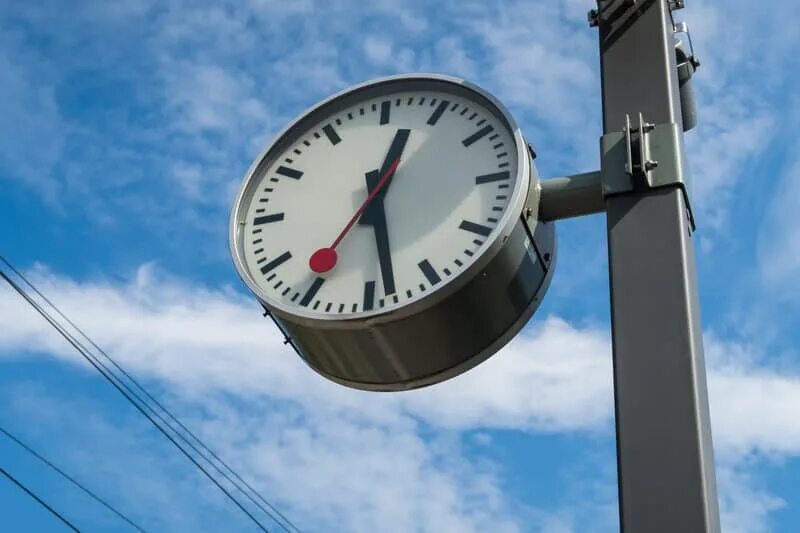 Сделай часы на станции ярче. Швейцарские часы на вокзале. Вокзалы с швейцарскими часами. Электронные часы на вокзале. Часы у вокзала в Вене.