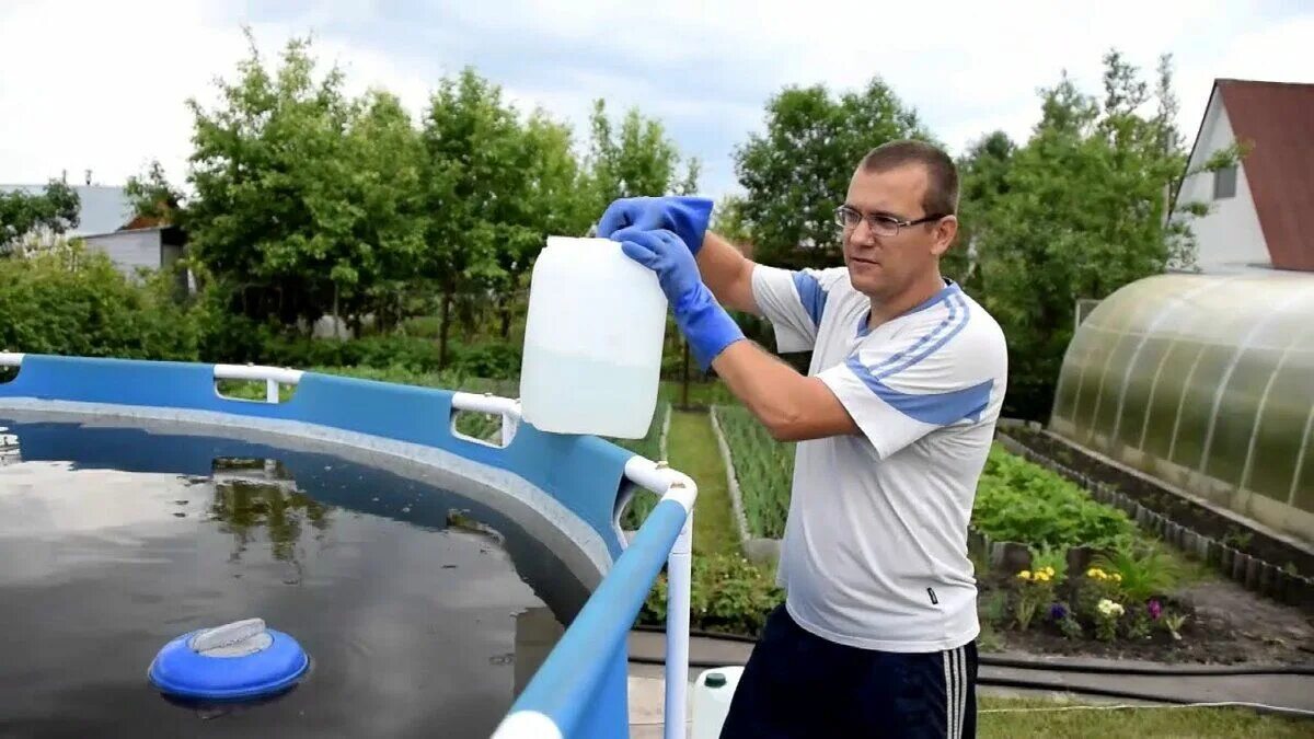 Чтобы очистить воду нужно. Водоочистка для бассейна. Вода в бассейне. Вода в каркасном бассейне. Осветление воды в бассейне на даче.