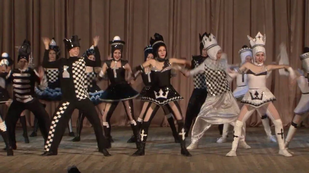 Танец шахматы. Костюмы шахматы танцевальные. Костюмы шахматных фигур для танца. Костюм для танца шахматы. Костюм шахматной фигуры.