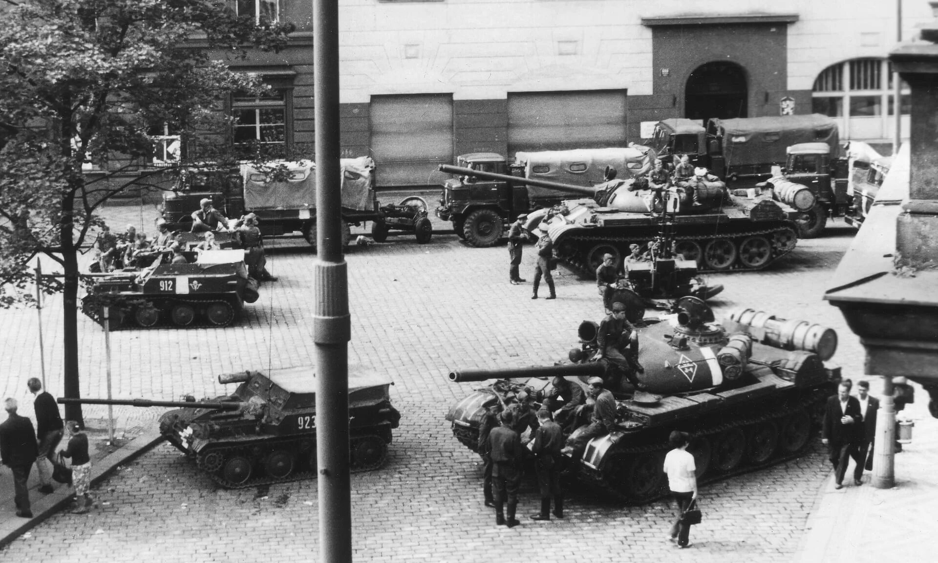 Операция Дунай Прага 1968. Советские танки в Праге 1968. Советские войска в Праге 1968.