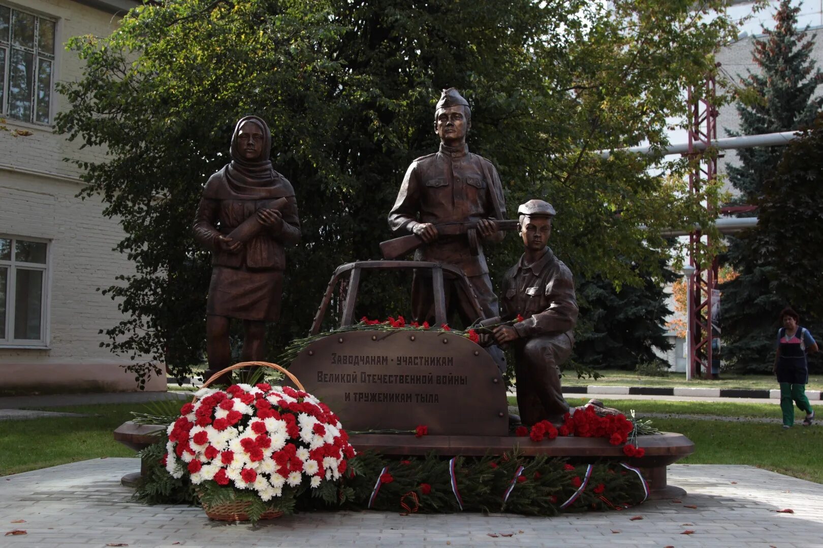 Памятники труженикам тыла великой отечественной войны. Памятник заводчанам Подольск. Обелиск ЗИО Подольск. Памятники Великой Отечественной войны в Подольске.