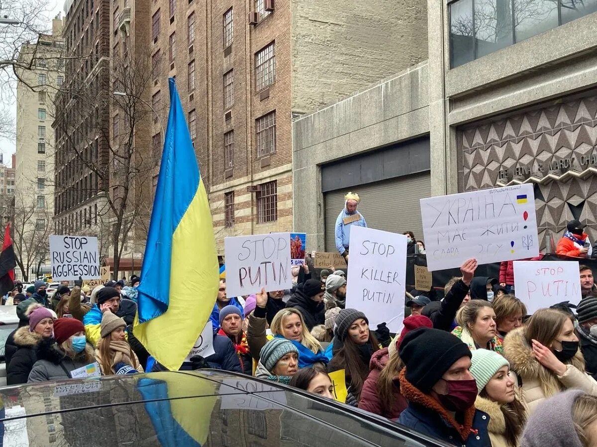 Россия украина сегодня. Протесты на Украине против российских. Митинг в Украине. Пикеты против войны с Украиной. Демонстрация против войны с Украиной.