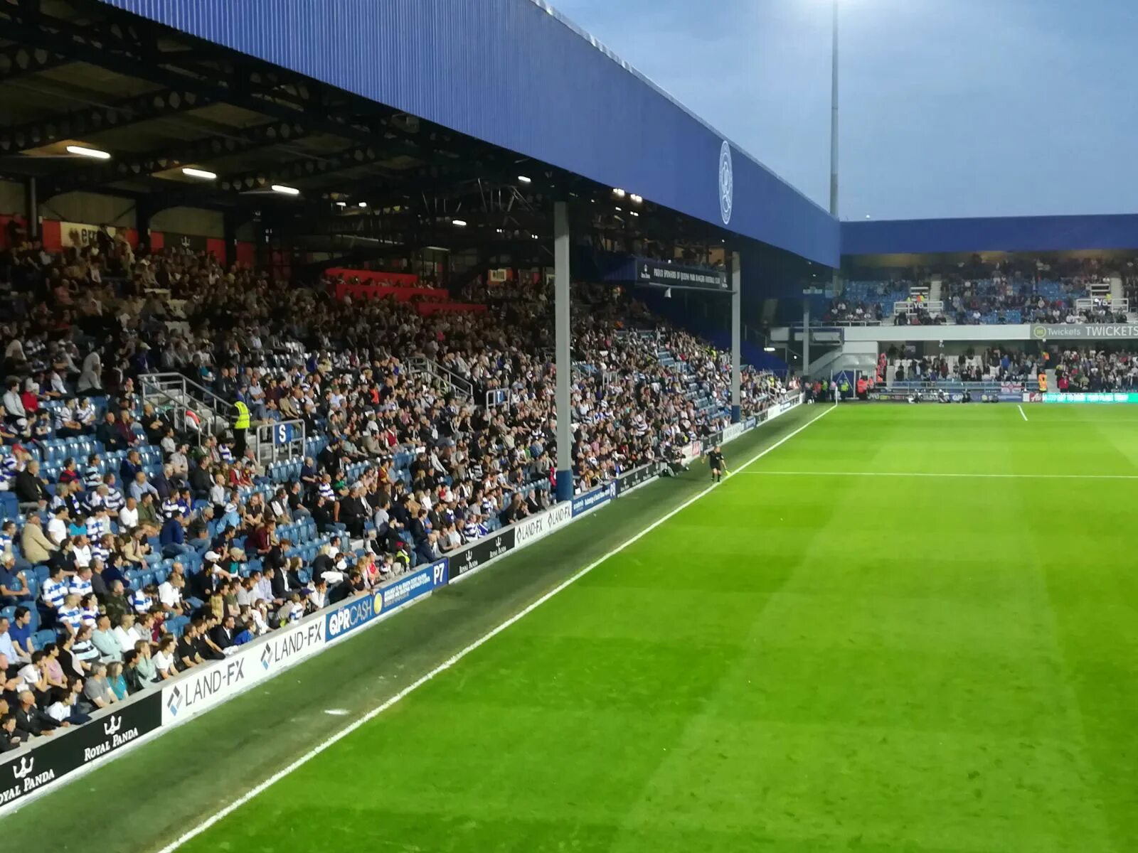 Квин стадион. Стадион Queens Park Rangers. Стадион QPR. Стадион Металлург Самара сверху. ФК КПР стадион.