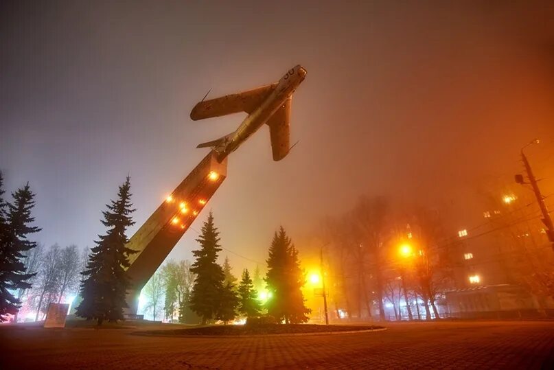 Советский район самолет. Памятник самолет Брянск. Памятник летчикам Брянск. Памятник самолет Пенза. Памятник летчикам Брянск фото.