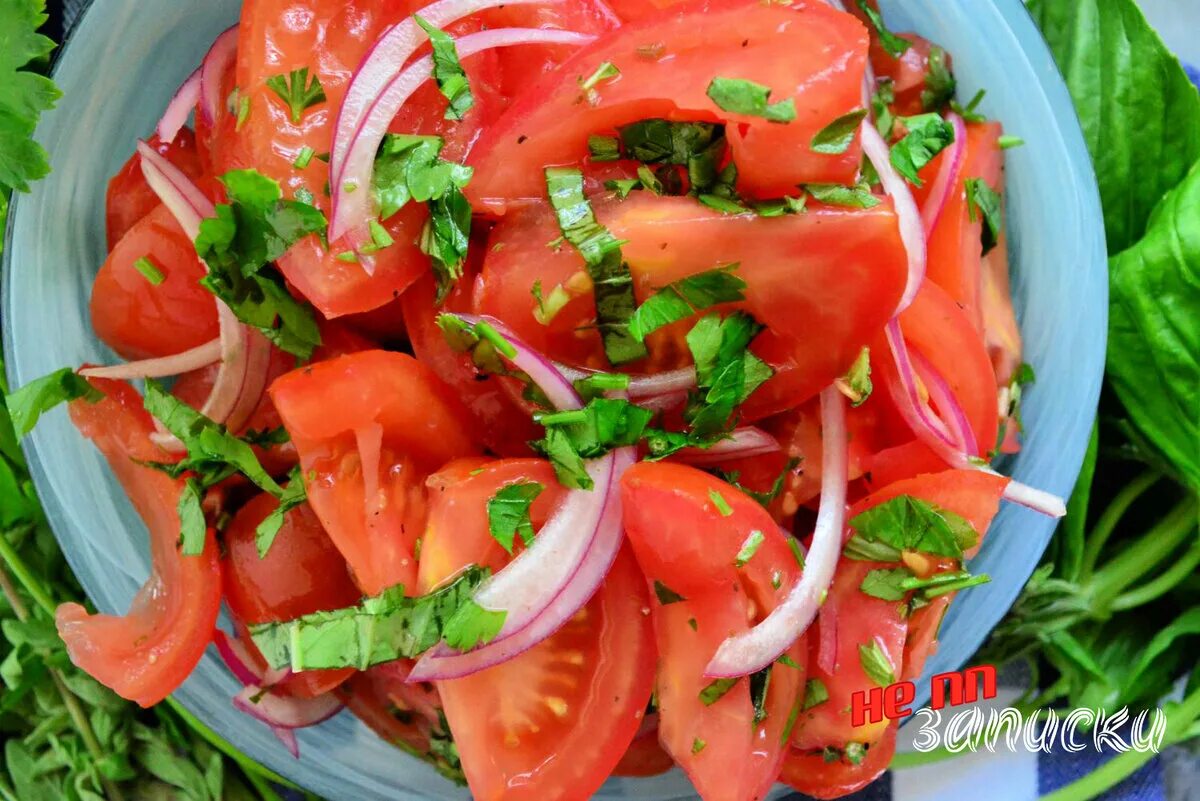 Tomato and onion and. Салат из помидоров. Салат из свежих помидоров. Салат помидоры с луком. Салат из свежих помидоров со сладким перцем.