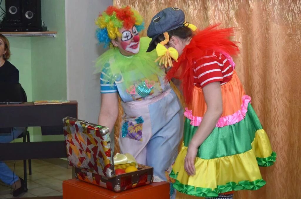 Клоун клепа костюм. Сценарий клепы. Костюм кнопы. Клоун клёпа из абвгдейки. Путешествие в страну журналия.