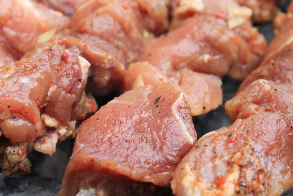 замаринованное мясо. шашлык на шампуре. шашлык свиной охлажденный. мясо для шашлыка свинина. маринованное мясо для шашлыка.