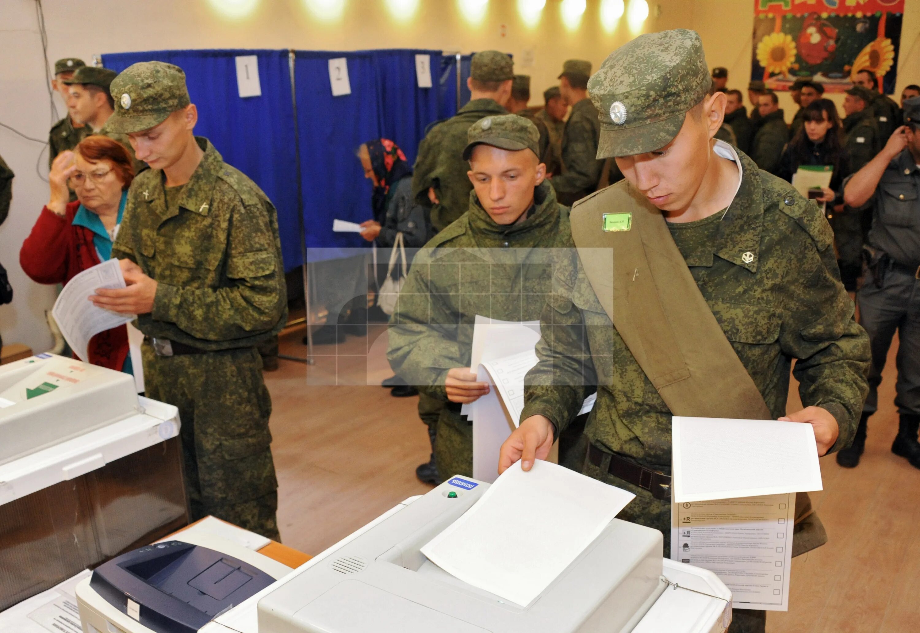 Солдаты голосуют. Участие военнослужащих в выборах. Военнослужащие на выборах. Голосование военнослужащих. Солдаты голосуют.