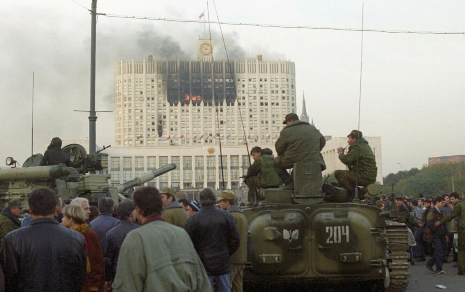 Путч 1993 белый дом. Белый дом 1993 год обстрел. 1993 Год Москва белый дом штурм. Путч 1993 Останкино.