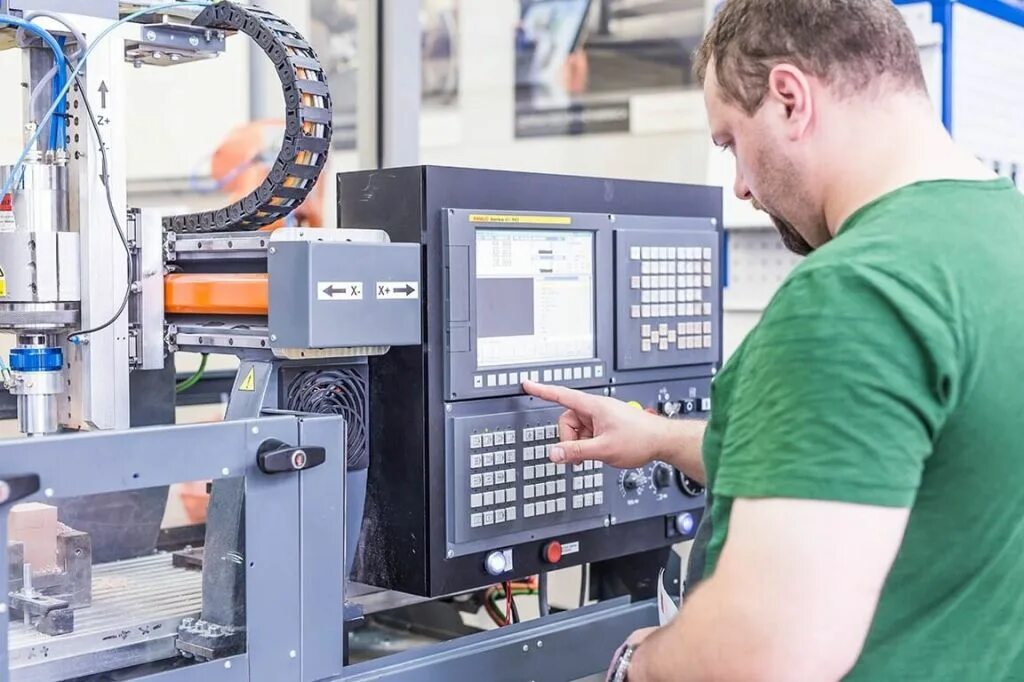 Оператор станки самара. Chpu (cnc) оператор. оператор станка с чпу 2х4м. фанук чпу стойка наладчик. чпу станок стойка фанук.