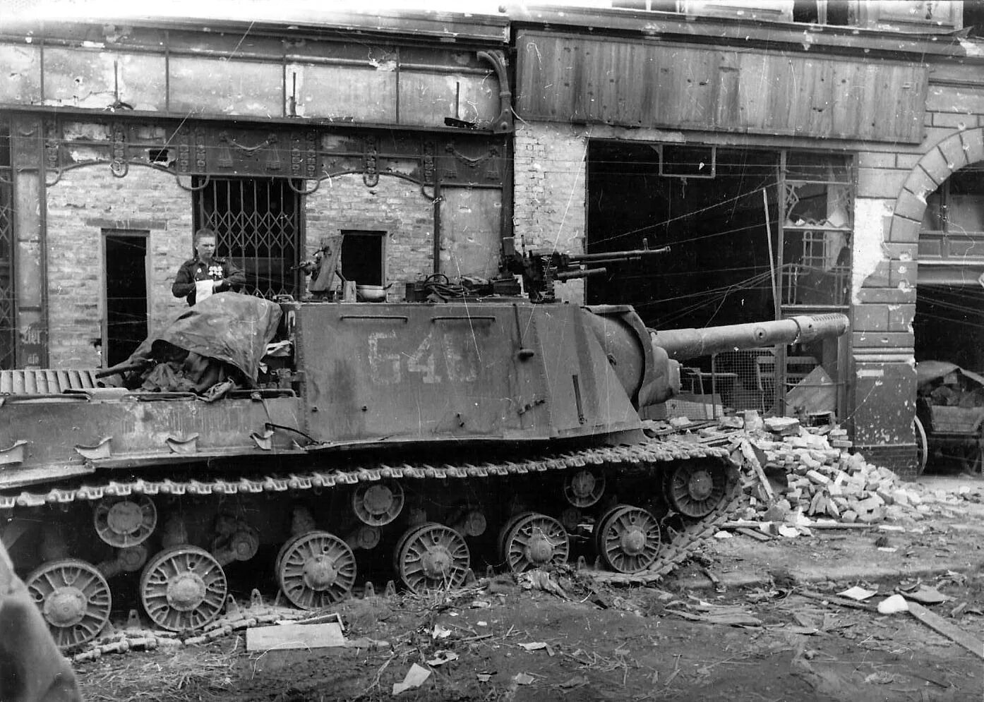 Немецкий ис. Су 152 в Берлине. ISU-152 Берлин 1945. ИСУ-152 В Берлине. ИСУ 152 1943.