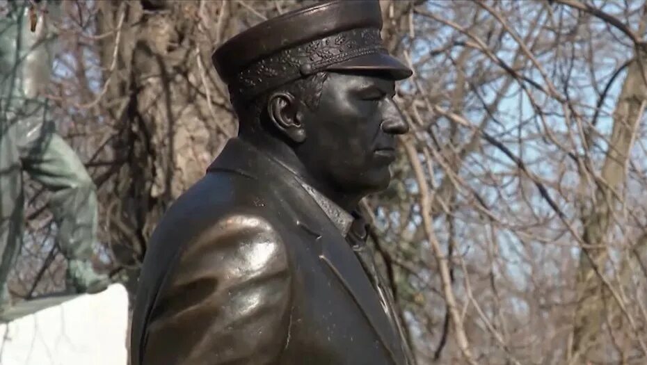 Памятник жириновскому в щелково. Памятник жириновскому в щелково. Могилы политиков. Памятник владимиру жириновскому в москве. Кладбище.