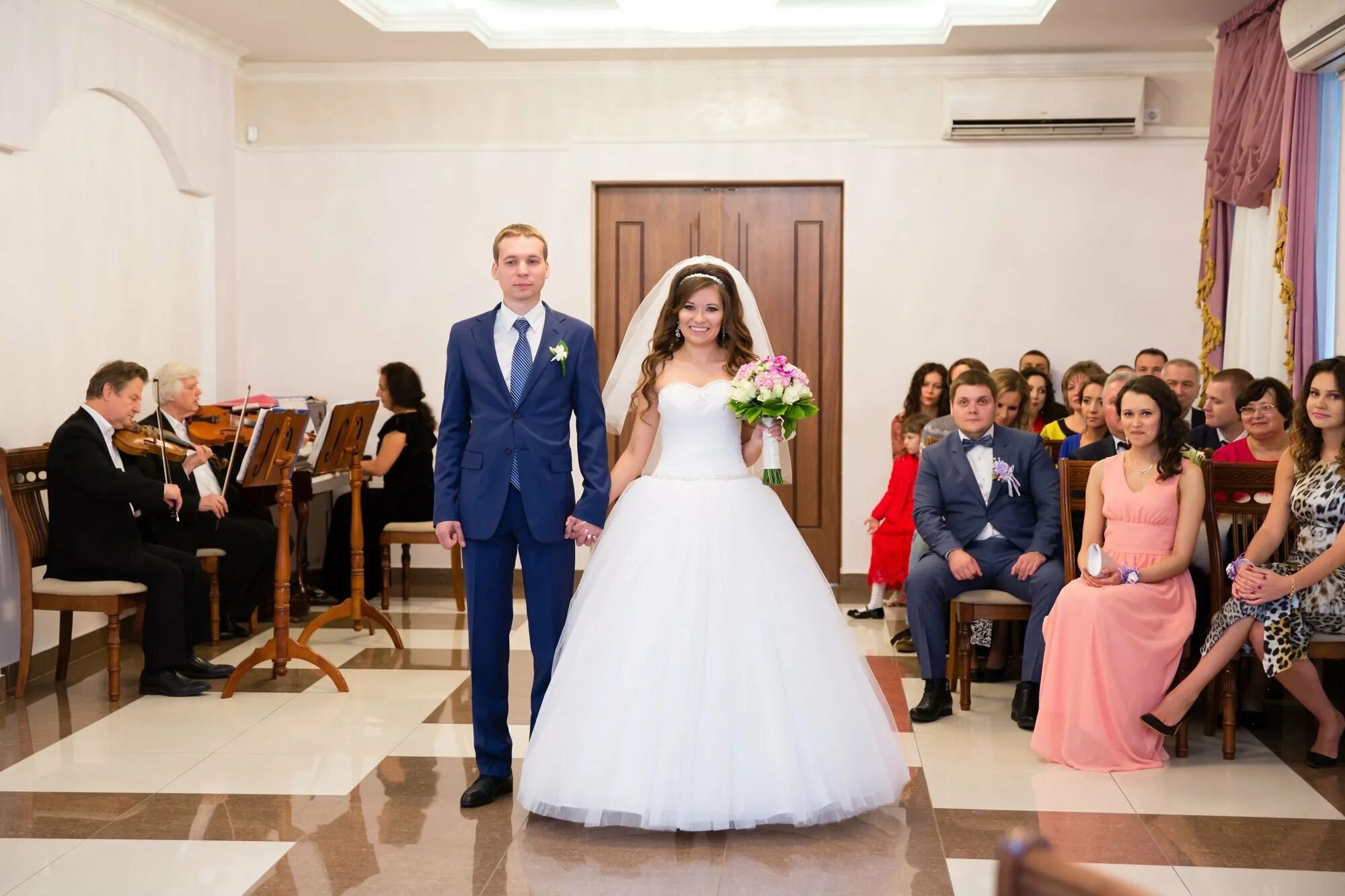 грибоедовский дворец бракосочетания 1 москва. свадьба загс. свадьба загс. молодожены в загсе. загс пожениться.