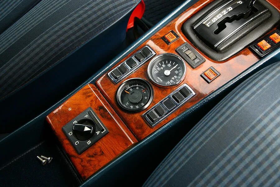 Опции мерседес. Mercedes w116. Mercedes w116 Interior. Mercedes w116 салон. Mercedes 116.