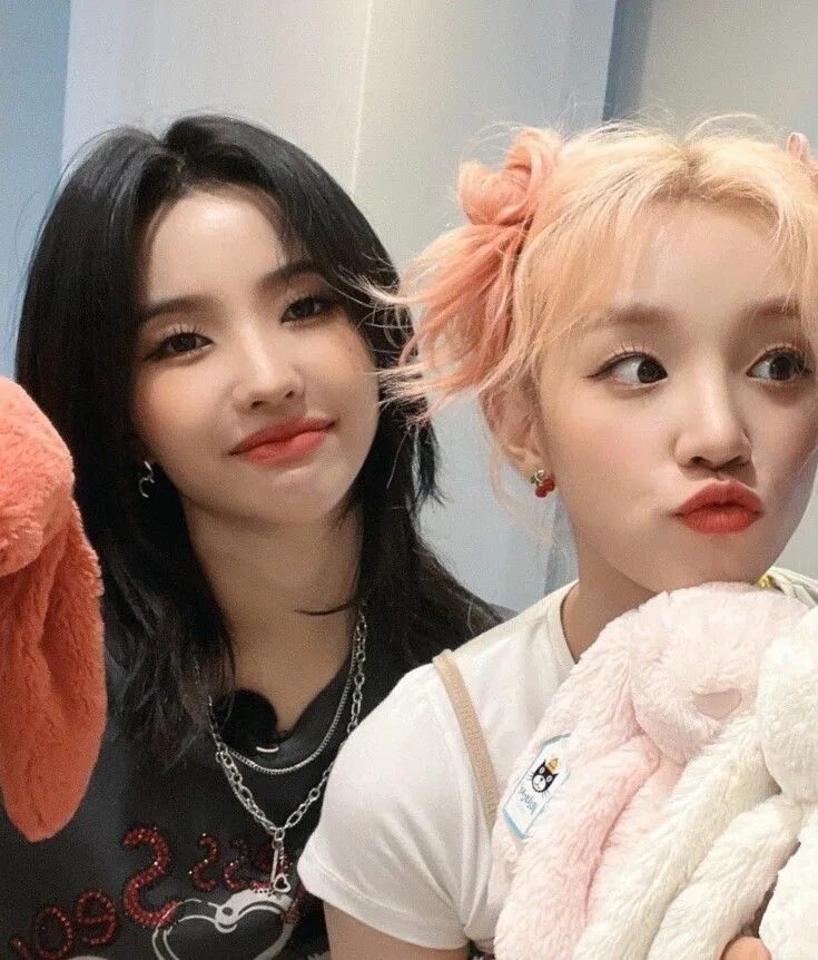 G idle участницы шухуа. Miyeon of g i-dle. Минни и юци. Шухуа g idle. Соен и юци.