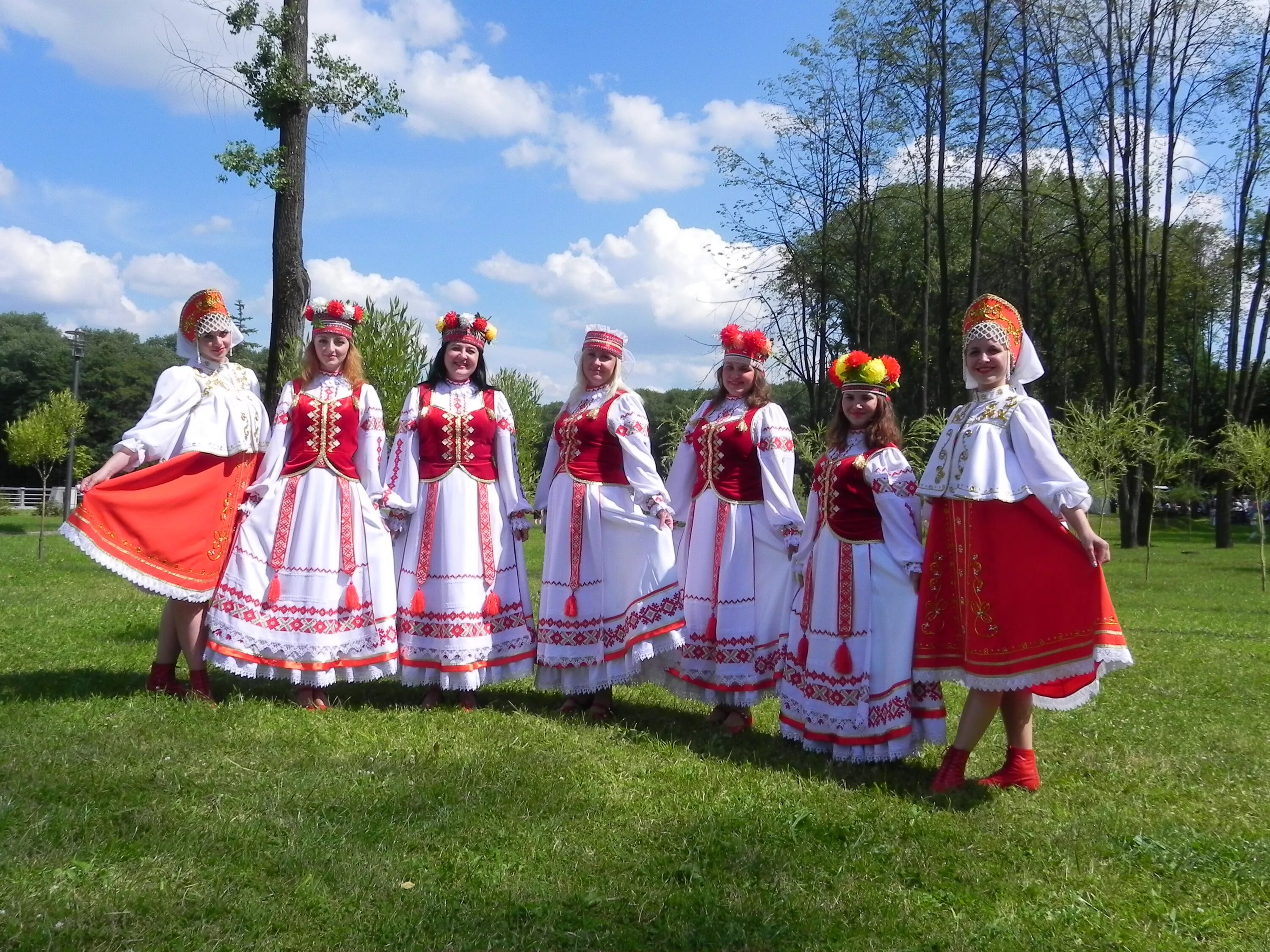 Белорусские национальная культура. Белорусский национальный костюм. Белорусы народ. Люди в национальных костюмах. Белорусская Национальная одежда.