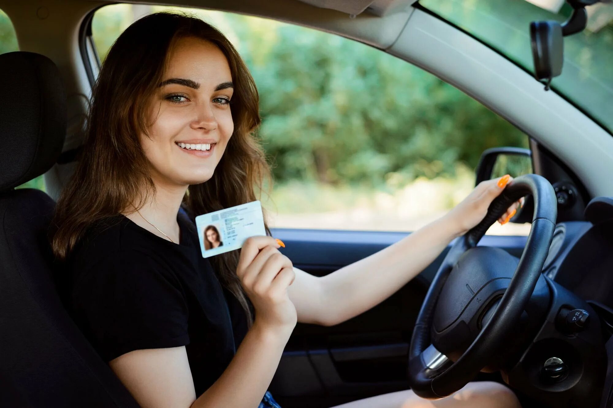 Девушка с водительскими правами. Автошкола девушка. Drive s car she