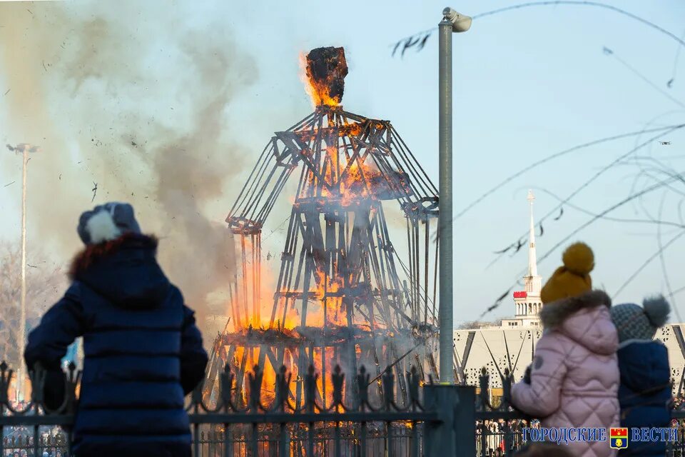 Масленица в Волгограде 2021 чучело. Сожжение чучела Масленицы в Соляном парке Череповец. Сожжеен е в Волгограде. Ковидная Масленица. Сжигание масленицы 2024 волгоград