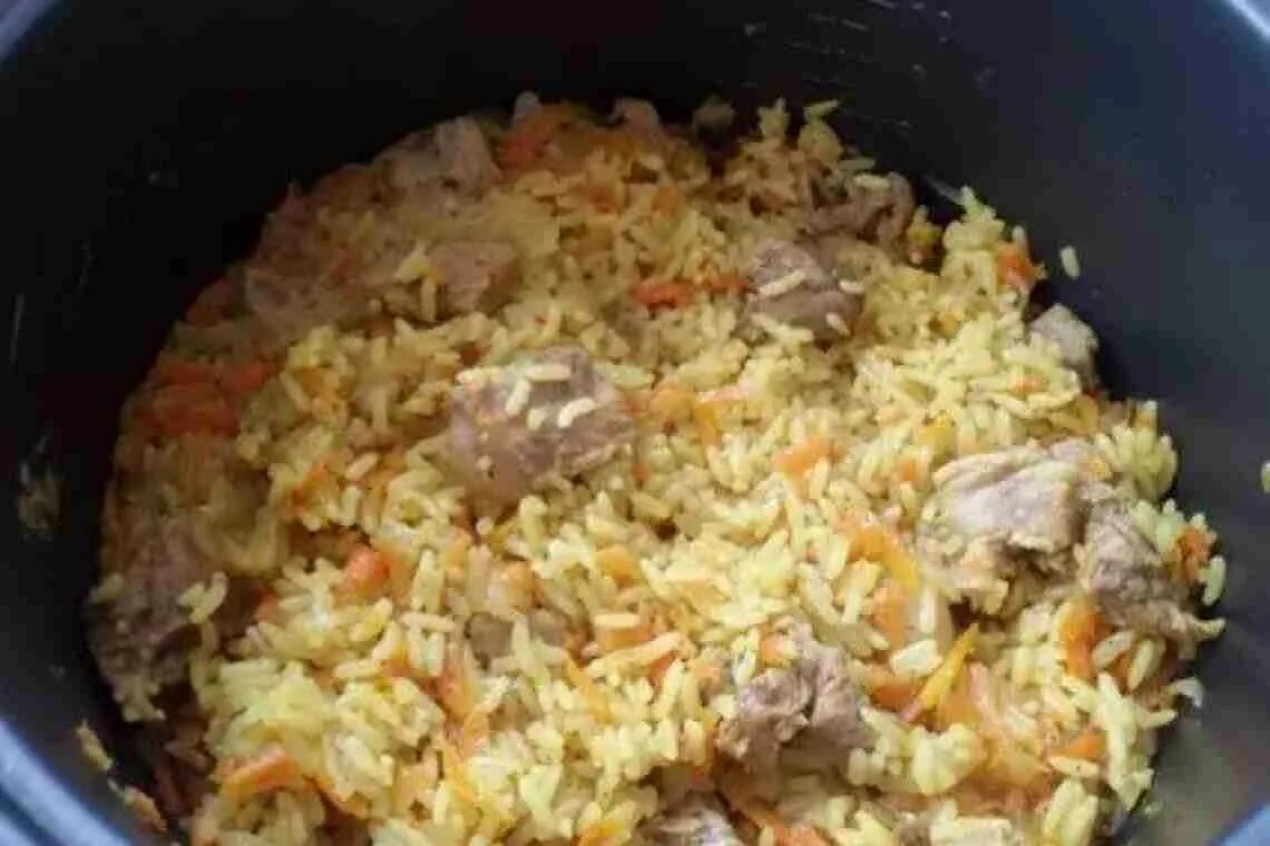 Рецепт плова с круглым рисом рассыпчатый. Плов из свинины в казане на плите рассыпчатый. Плов с круглозерным рисом. Рецепт плова с круглым рисом рассыпчатый. Как приготовить рассыпчатый плов.