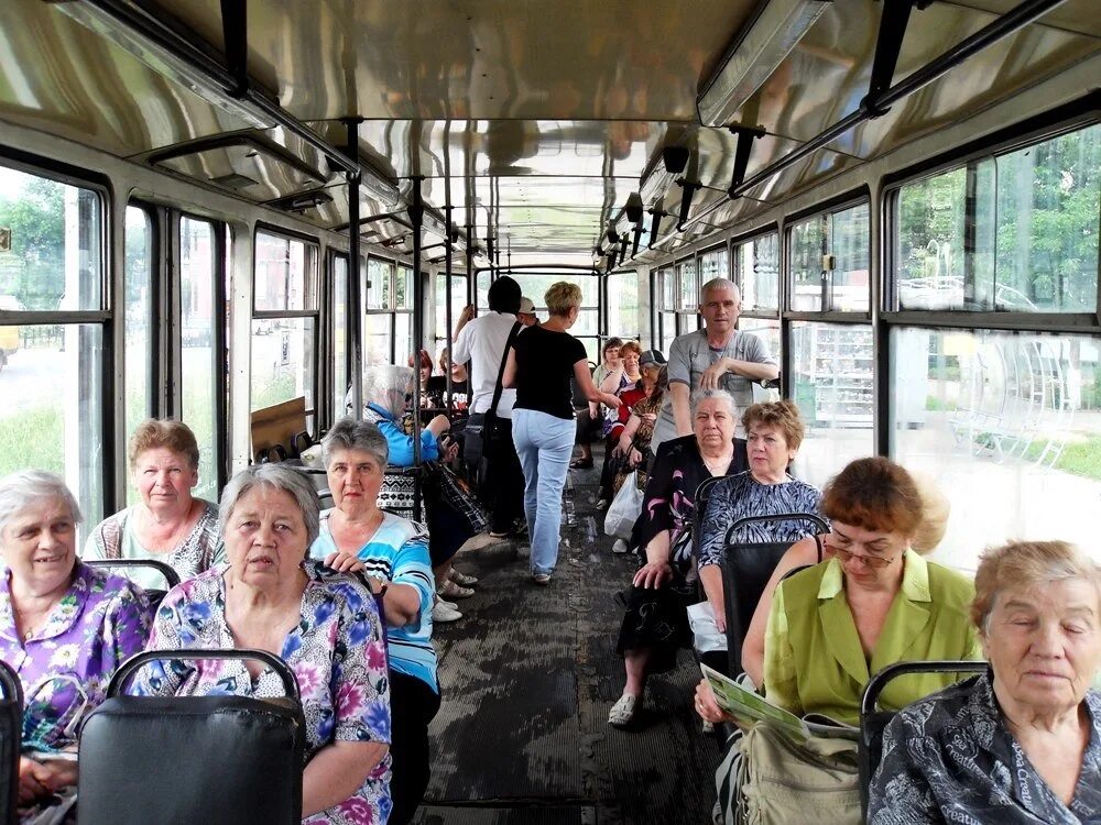 В автобусе ехало несколько. Пенсионеры в трамвае. Бабушка в автобусе. Бабки в трамвае. Бабушка в маршрутке.