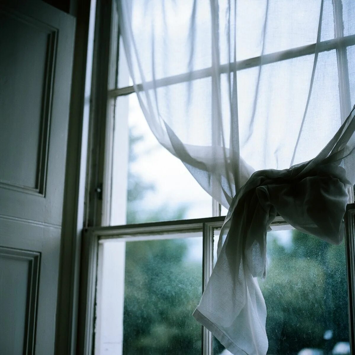 Сильный ветер в окна. Открытое окно. Занавеска на ветру. Развевающиеся занавески. Окно занавеска ветер.