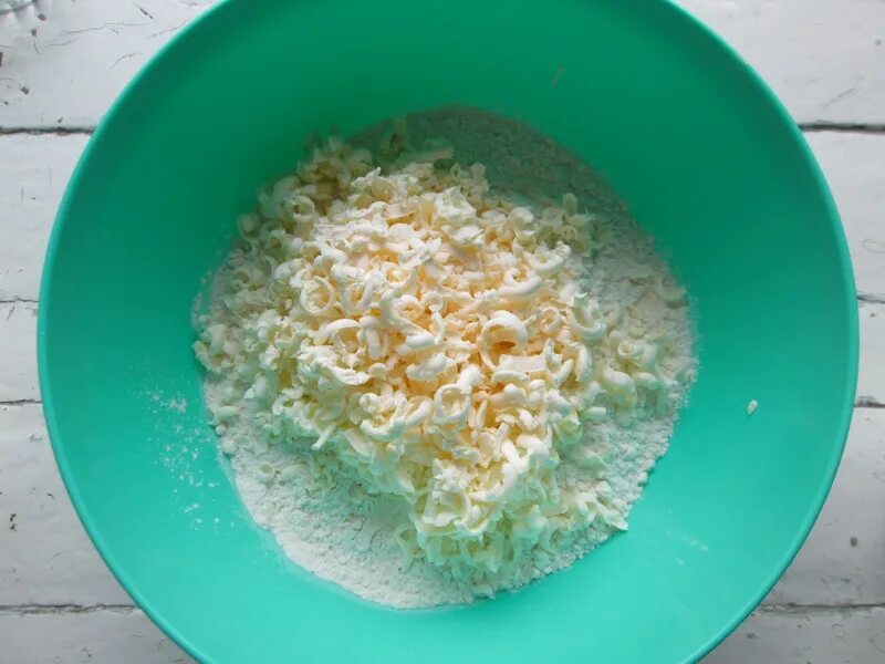 Тесто мука и масло сливочное. Кули с мукой. Штучка для масла с мукой. Пирог с присыпкой из муки масла. Начинка масло мукой.
