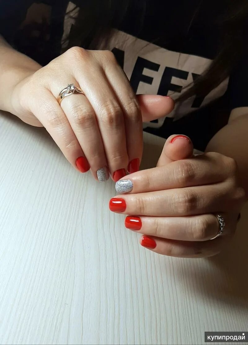 красиво накрасить ногти. маникюр начинающего мастера. наращивание ногтей для начинающих. рука с маникюром. красивый салон маникюра.