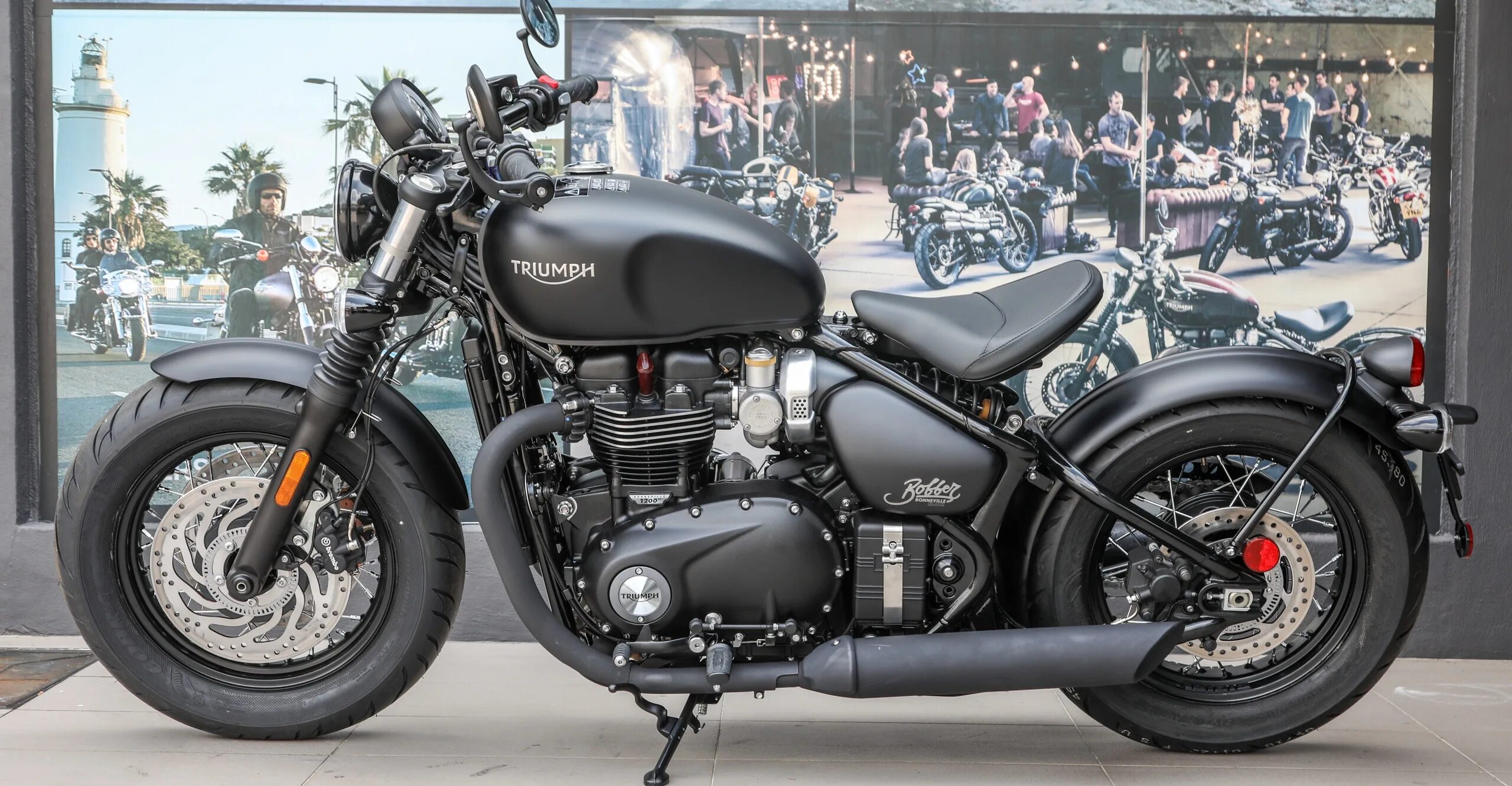 Триумф бобер. Триумф бонневиль боббер. triumph bonneville bobber black. триумф боббер 2025. triumph bonneville bobber custom.