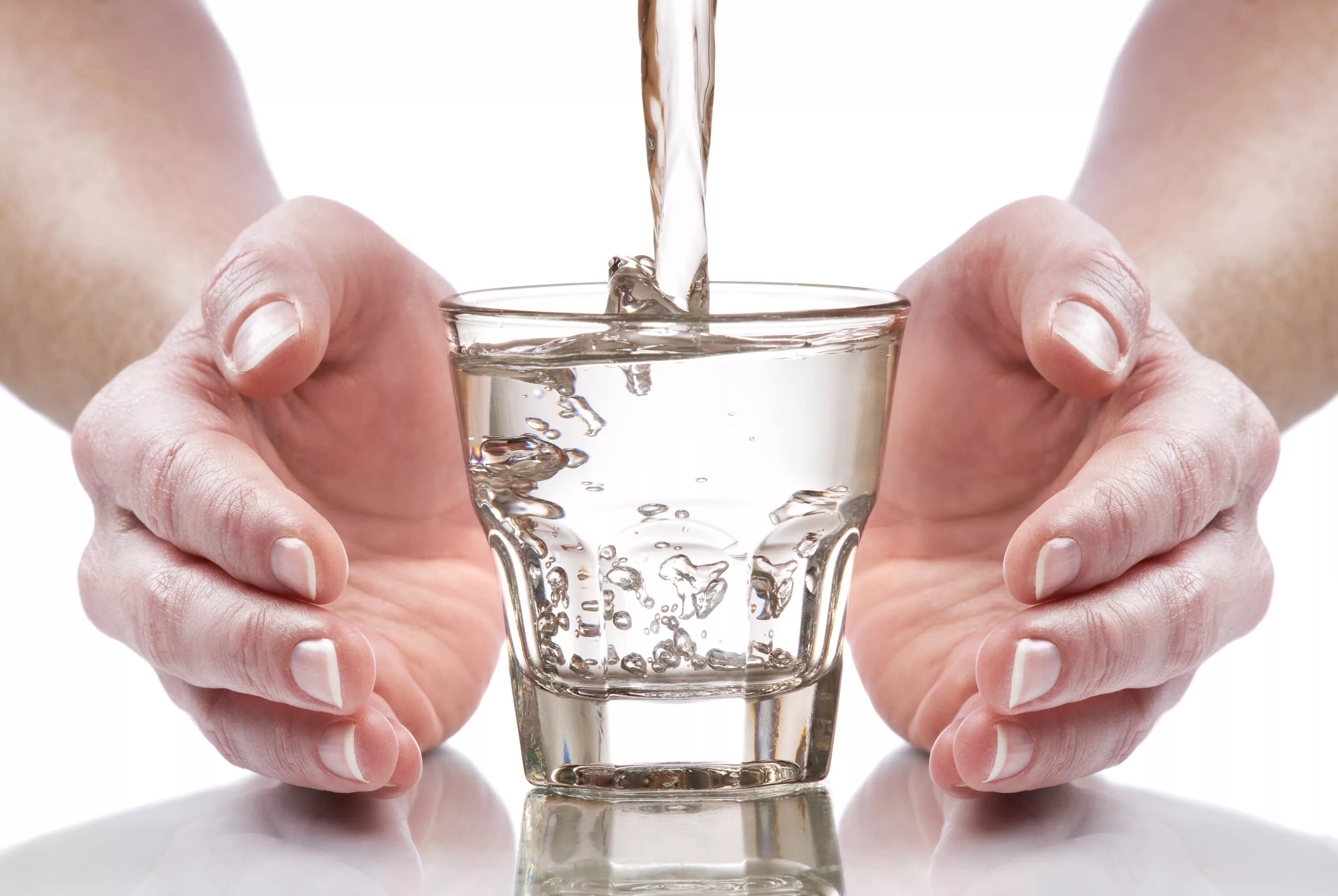Пить холодную воду натощак. Стакан воды. Техника стакан воды. Стакан воды для исполнения желаний. Стакан воды в руке.