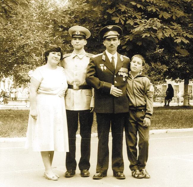 Семья офицеров. Офицерская семья. Семья советского офицера.