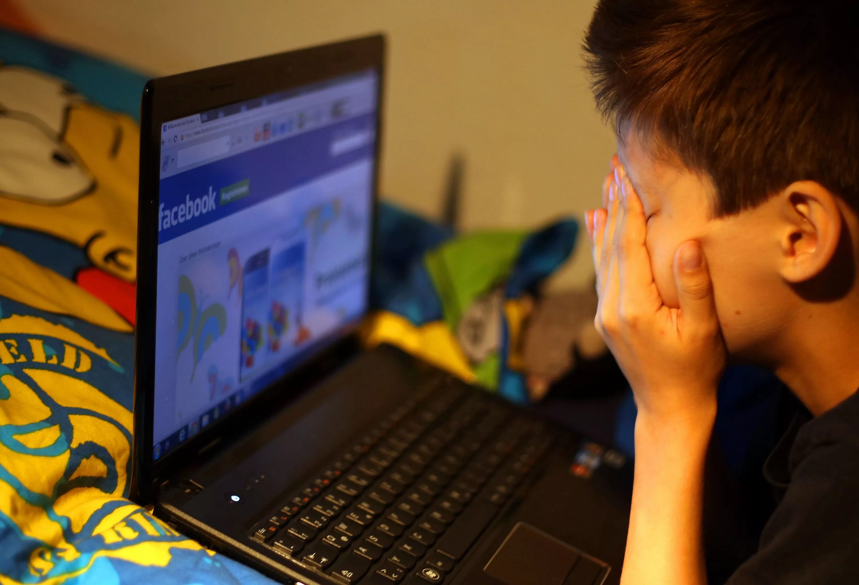 Детям об интернете. Влияние социальных сетей на подростка. Подросток и интернет зависимость. Зависимость детей от социальных сетей.