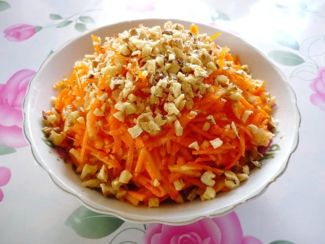 Салат с тыквой и морковью. Салат из моркови с орехами. салат с тыквой. салат из моркови и яблока. салат из тыквы и яблок.