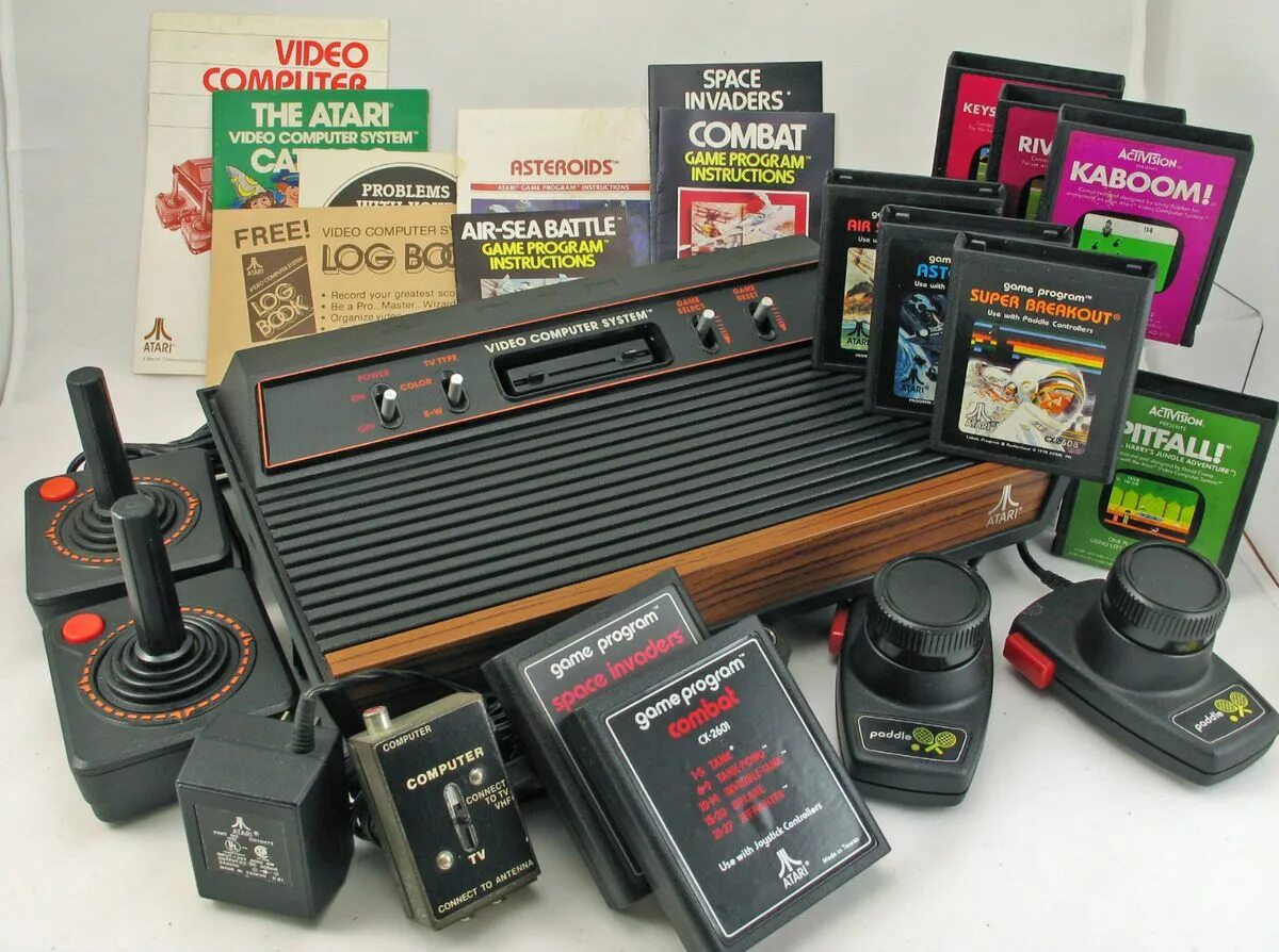 Us games systems. Atari 2600 игры. Приставка Atari 3000. Atari 2600 корпус. Woodgrain Atari 2600.