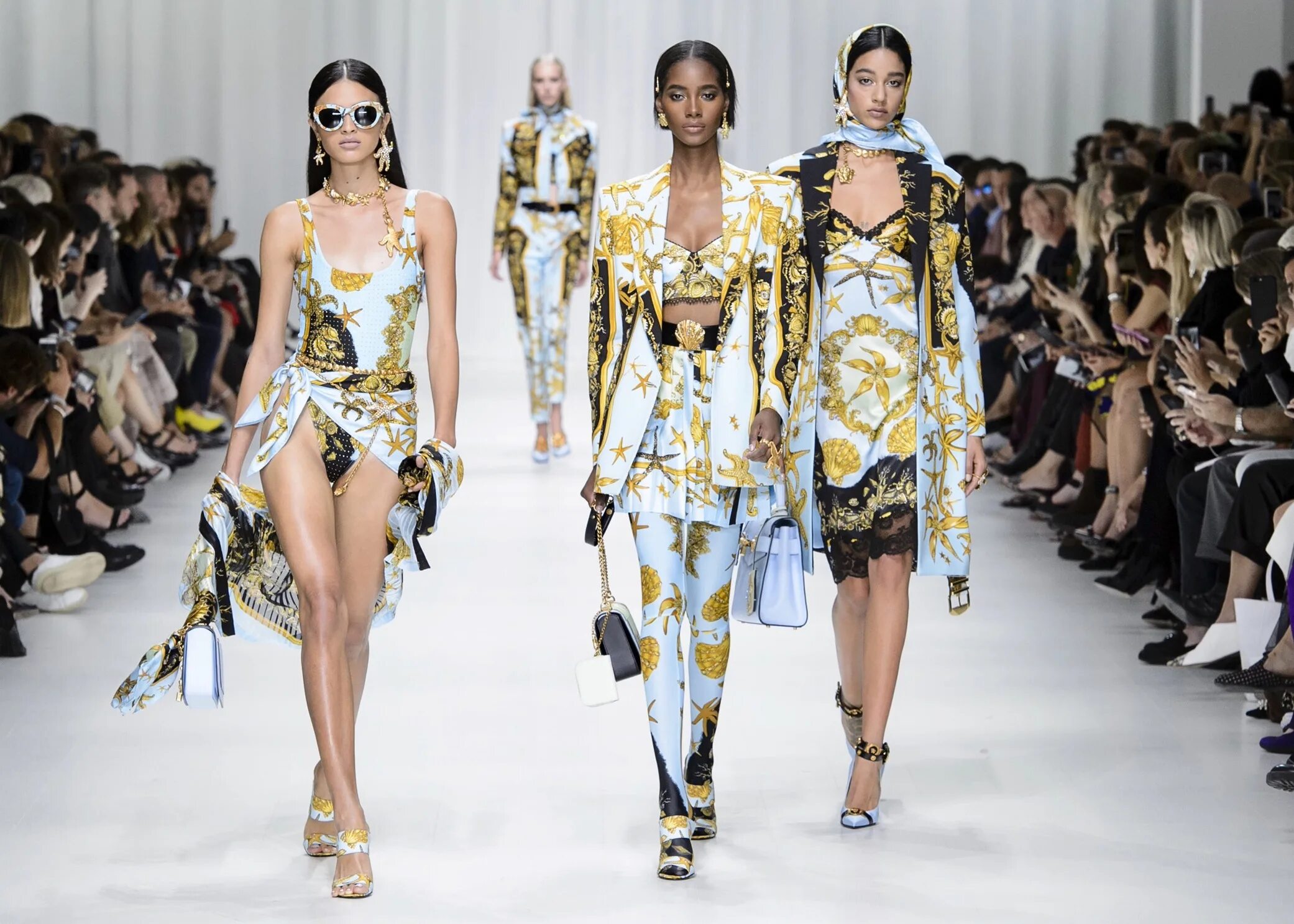 Показы брендов. Донателла версаче 2023 одежда женская. Кендалл дженнер на показе versace 2018. Новая коллекция луи. Показы брендов.