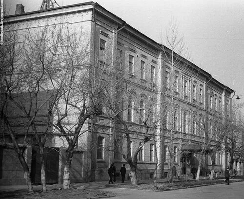 гагарин в саратовском индустриальном техникуме. гагарин учился в саратове в техникуме. гагарин в саратовском индустриальном техникуме. саратов индустриальный колледж гагарина. ю.