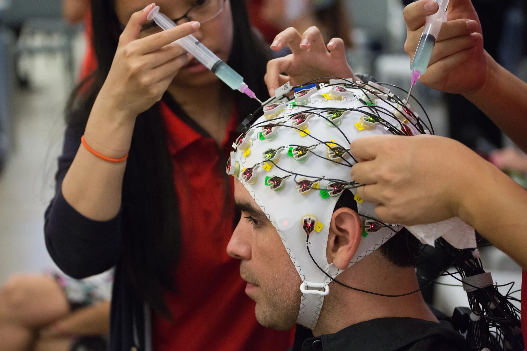 Исследование мозга. Шлем для нейронных связей. Изучение мозга человека. Шлем для ээг