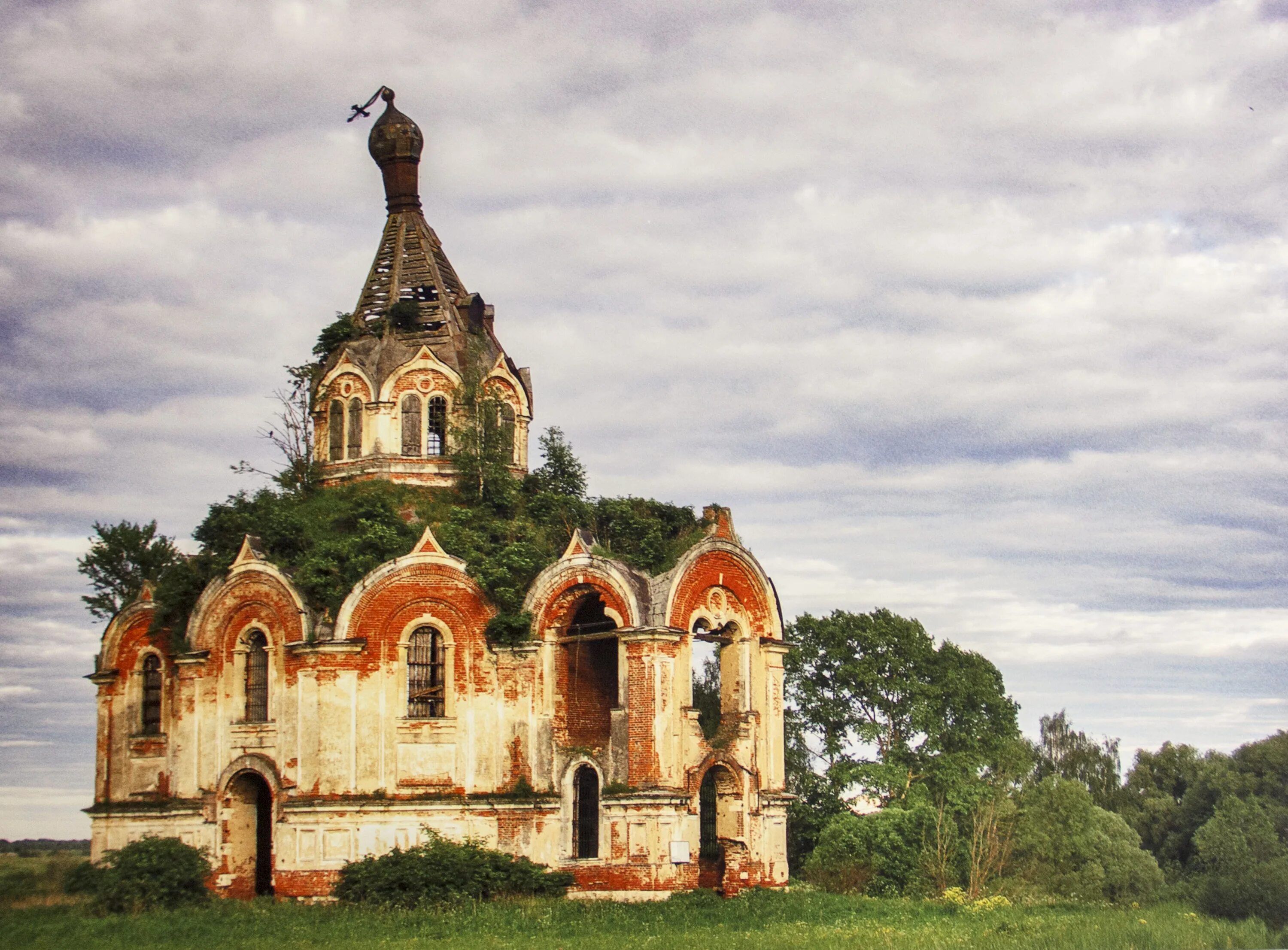 Старейший православный храм. Разрушенный храм Старица. Разрушенные церкви Тверской области. Старица заброшенные церкви. Заброшенные храмы возле старицы Тверской области.