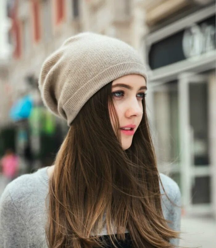 красивая девушка в шапке. какая шапка на улице. зимняя шапка. девушка в вязаной шапке. девушка зима.