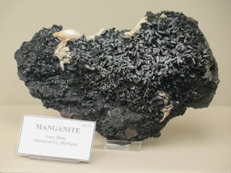 Бурая марганцевая руда манганит. Псиломелан минерал. Псиломелан в породе. Псиломелан минерал необработанный.