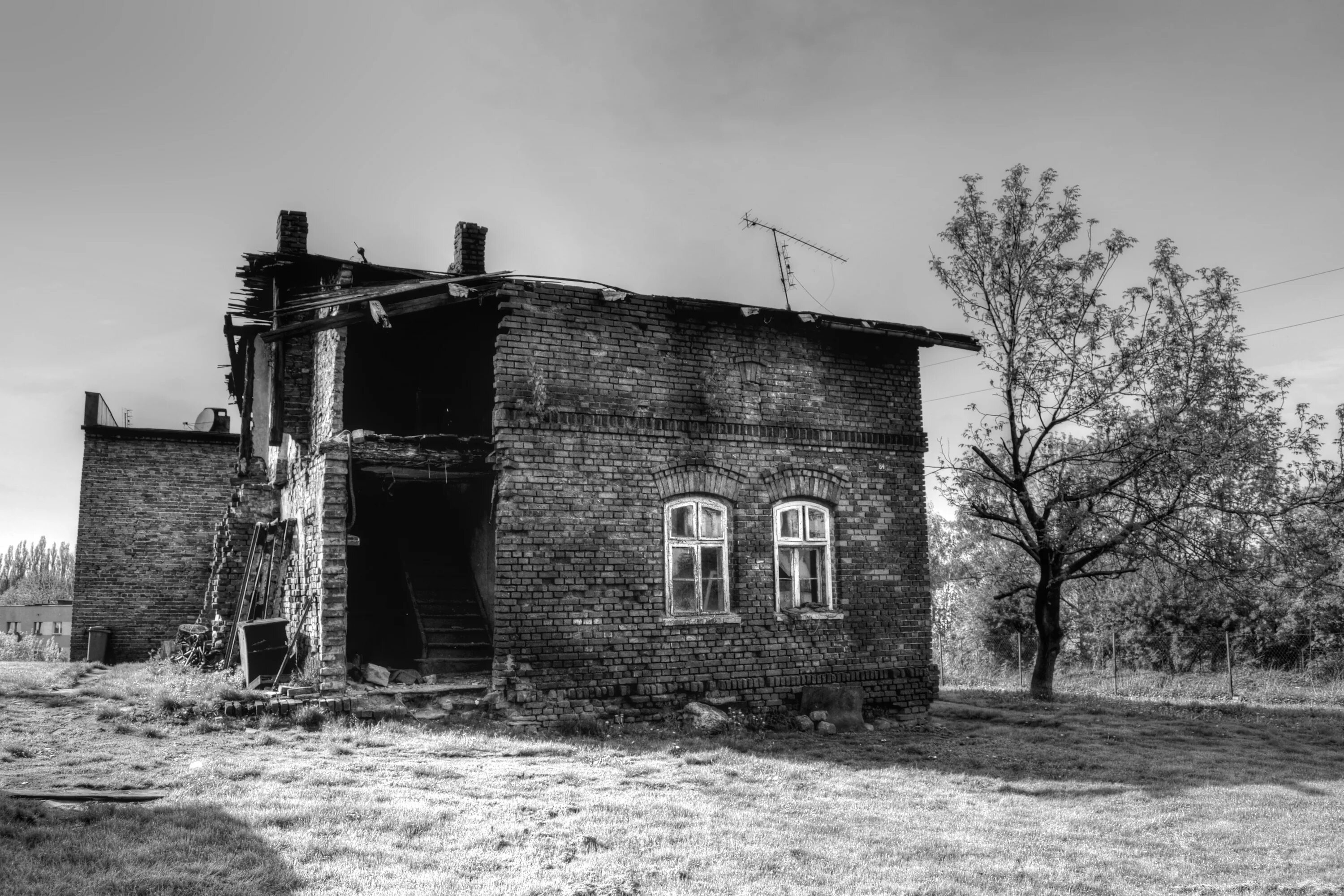 Старый разрушенный дом. Разрушенные дома. Разрушающийся дом. Руины дома. Разрушенные дома чб.