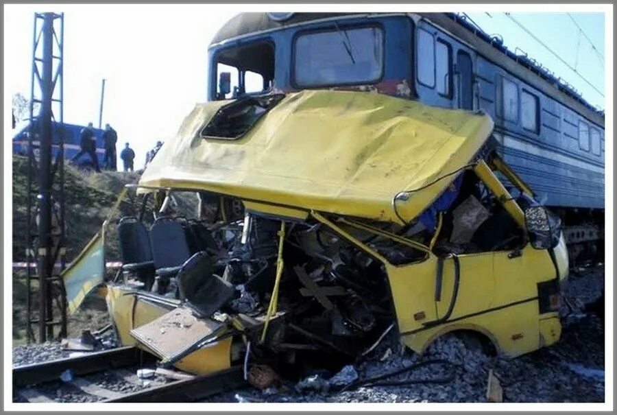 6 октября 2010 года. Катастрофа на Железнодорожном переезде в Никопольском районе (2010). Катастрофа на Железнодорожном переезде в Никопольском районе. Столкновение поезда с автобусом. Поезд сбил автобус Украина.