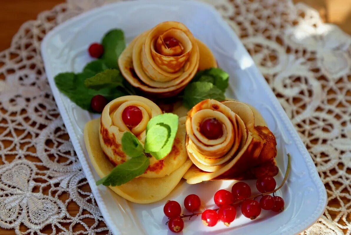 Самые вкусные блины на масленицу. Оригинальная подача блино. розочки из блинов. украшения из блинов. оригинальная подача блинов на масленицу.