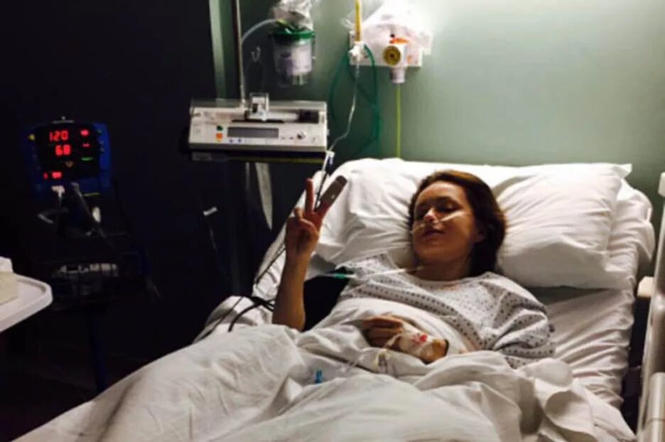 Реанимация девушка в больнице. Девочка лежит в реанимации. Реанимация после операции. Девочка лежит в реанимации. Палата девочек в больнице.