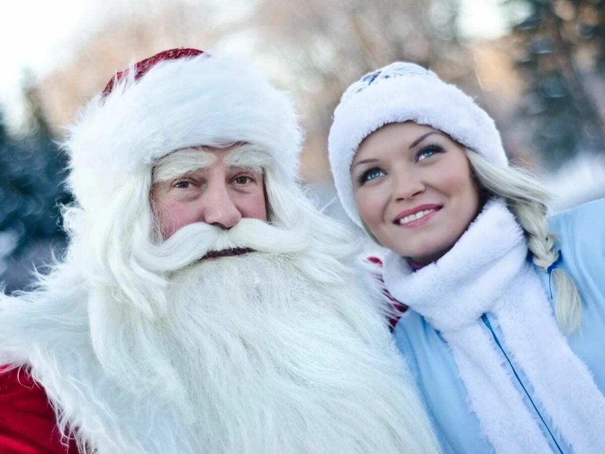 деде моросо снегурочкой. костюм деда мороза и снегурочки. атрибуты деда мороза и снегурочки. дедушки снегурочки. селфи деда мороза.