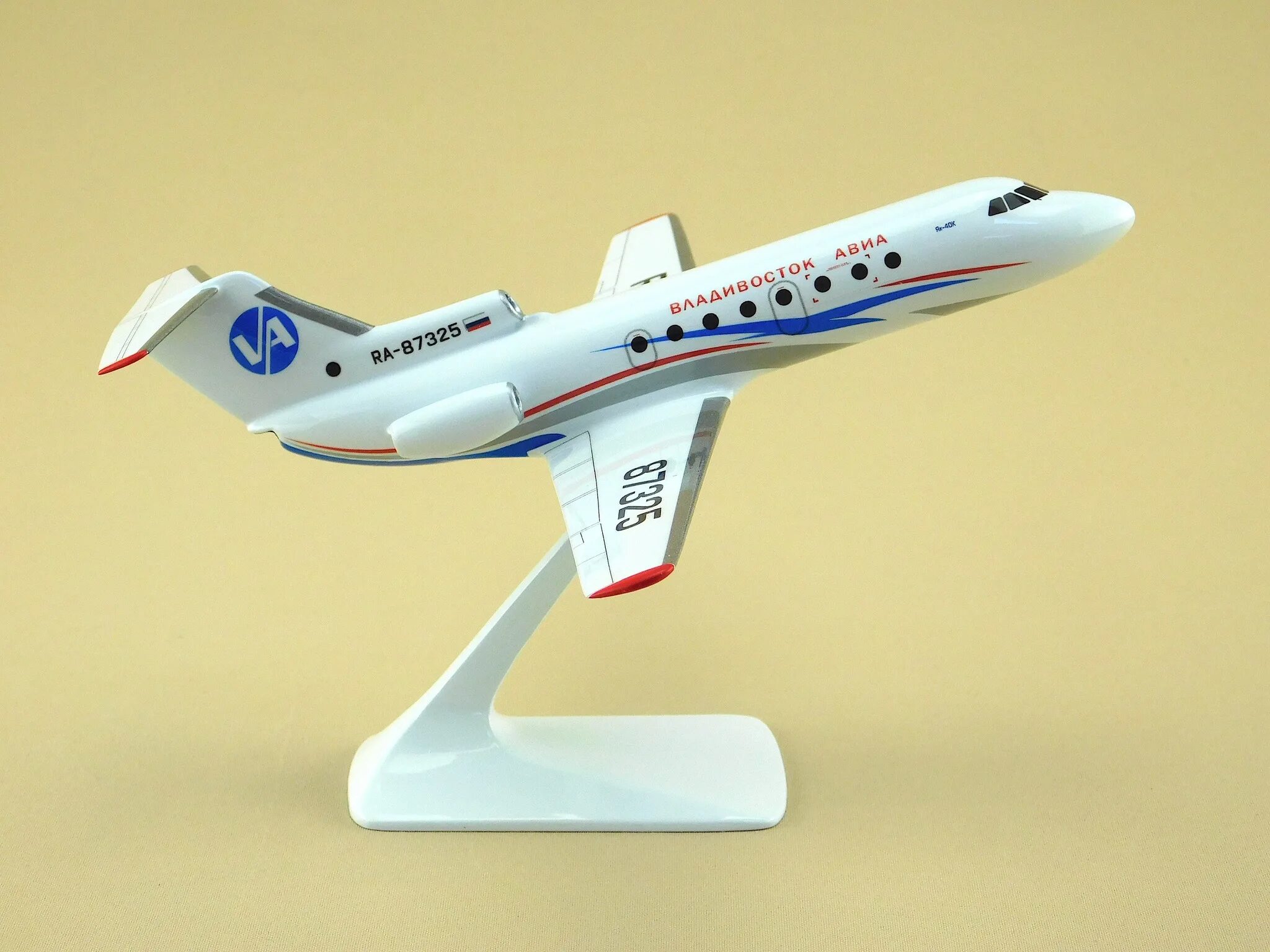 модель самолета суперджет 100. Stearman pt-17 kaydet 1/48. модель самолёта а-350 аэрофлот. як-40 1/144 владавиа. Cessna 172 модель настольная.