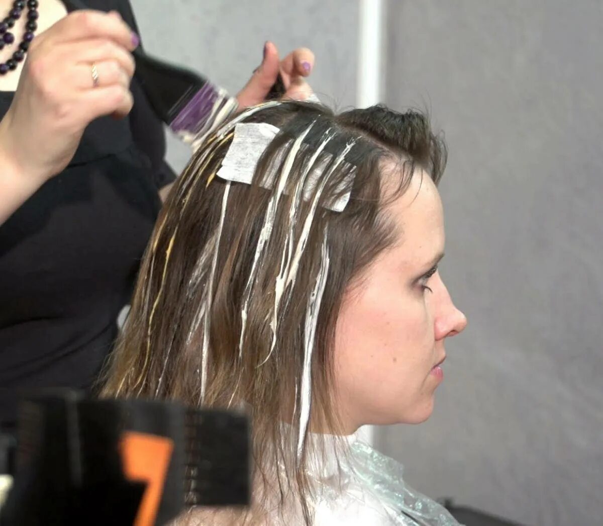 Техника окрашивания мелирование. Техника окрашивания мелирования. мелирование с помощью расчески. техники нанесения мелирования.