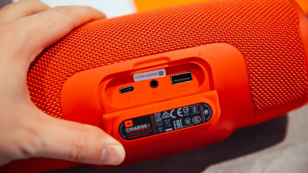 Можно заряжать колонку через usb