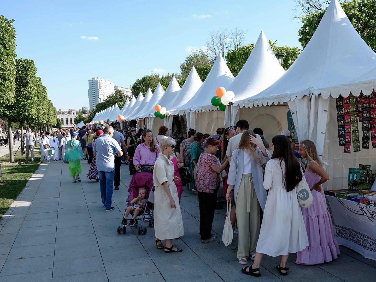 В москве в августе 2022 годах. Остров мечты праздник Индии. Фестиваль парк. Фестиваль парк Москва. Остров мечты фестиваль.