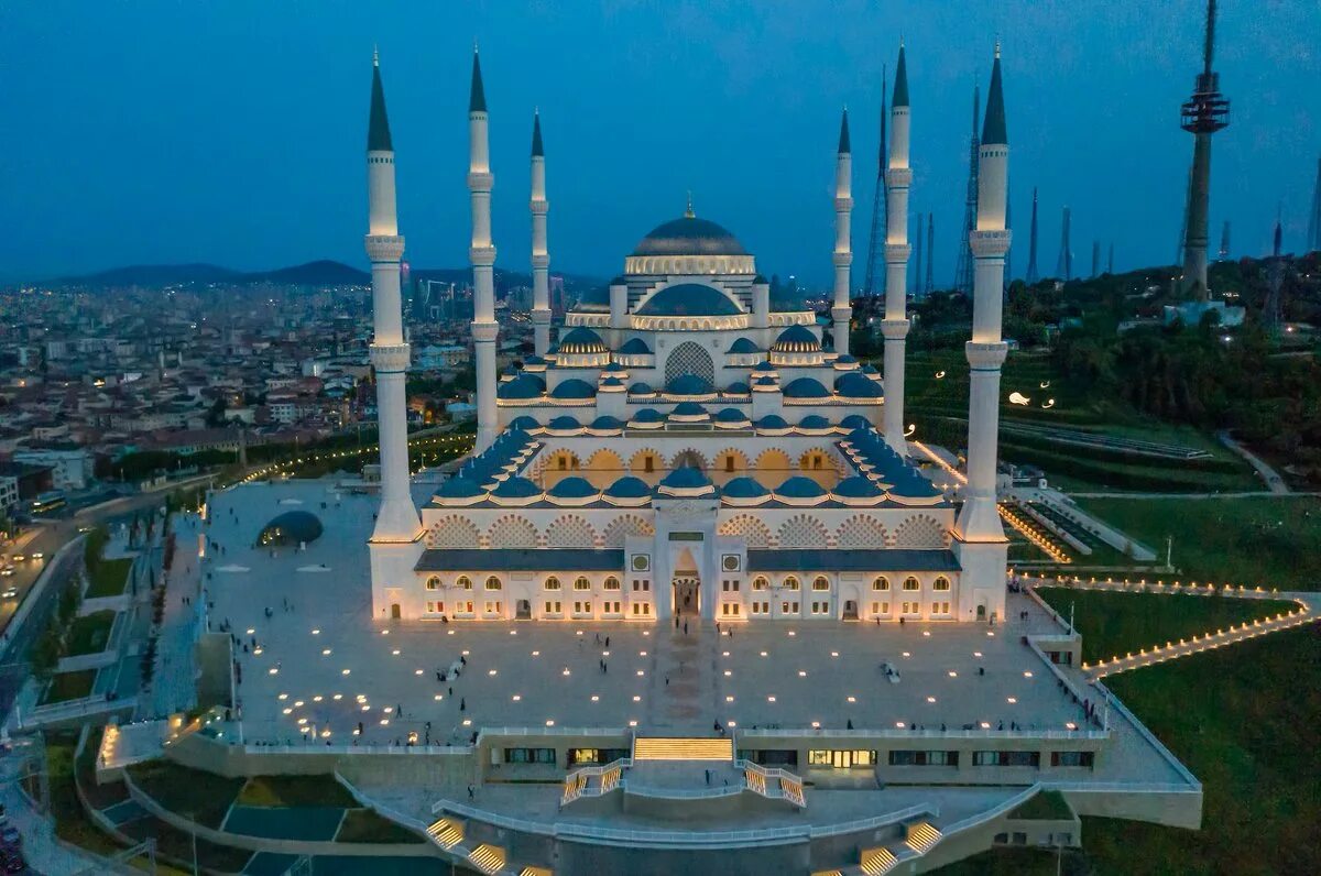 Самые крупные мечети. Мечеть в Турции Чамлыджа. Мечеть Чамлыджа (Çamlica Camii). Самая большая мечеть в Турции Чамлыджа. Стамбул мечеть чалмыджан.