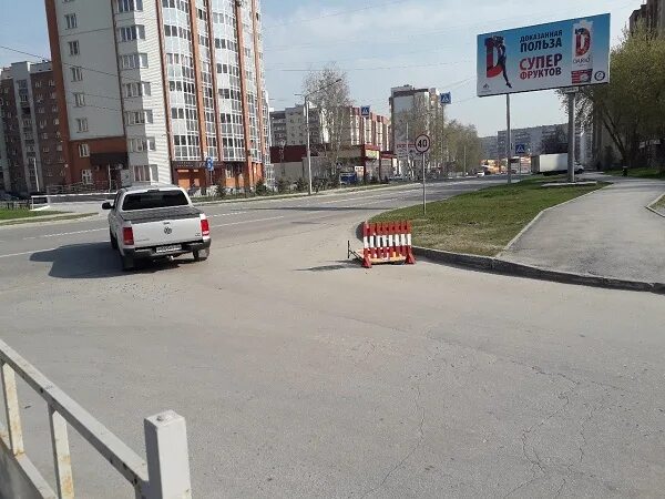 Провал том 1. Выезд со двора пробка. Фото Бердск машины улицы с домами.